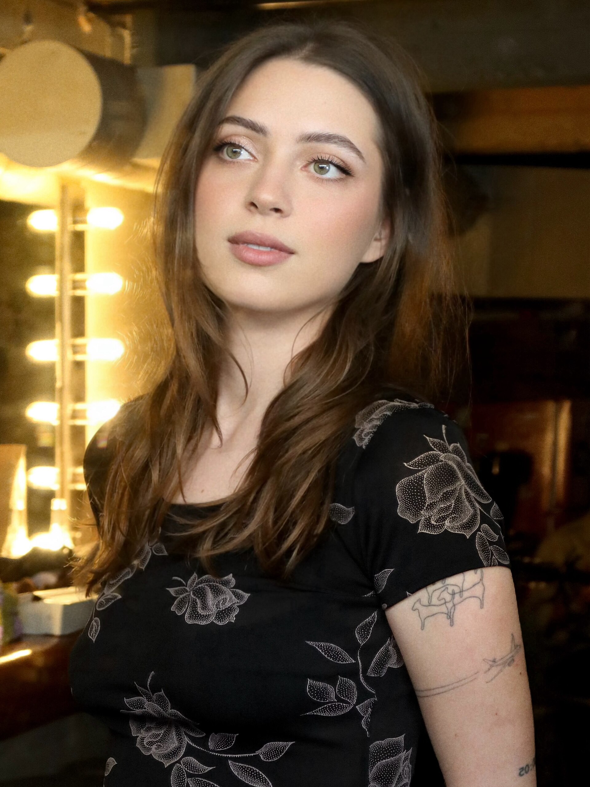 Lizzy McAlpine backstage