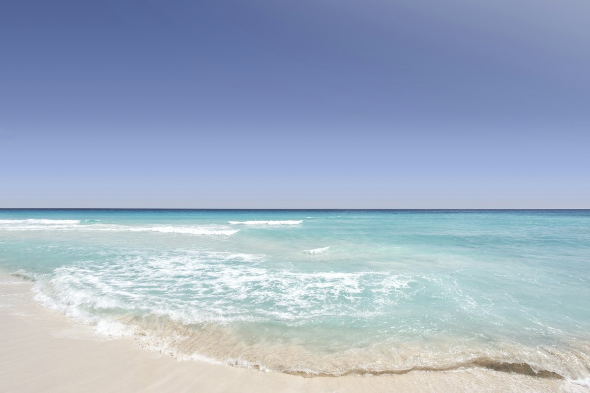 Turquoise water on a white sand beach in Cancún